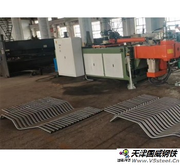 高壓鍋爐碳素無縫鋼管-Φ51×6mm 20G GB5310 管壁兩側水平焊接鰭片。鰭片規格：單邊寬14mm，厚6mm，材質：Q235